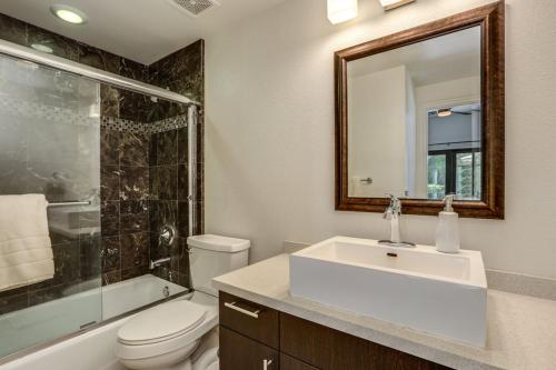 uma casa de banho com um lavatório, um WC e um chuveiro em Poolside Terrace Permit# 1786 em Palm Springs