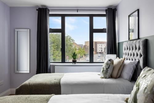 Postel nebo postele na pokoji v ubytování Stylish & Spacious 3 Bed Apartment with Fast Wifi, close to Tube & Wembly