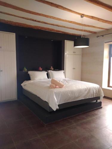 Una cama o camas en una habitación de VILLA ZAHR'ALI
