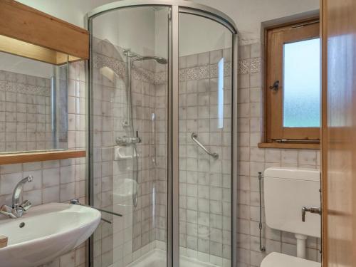 bagno con doccia, lavandino e servizi igienici di Appartement Megève, 2 pièces, 4 personnes - FR-1-453-225 a Megève