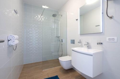 Vonios kambarys apgyvendinimo įstaigoje Rooms Le'Tini Luxury with bathroom and pool.