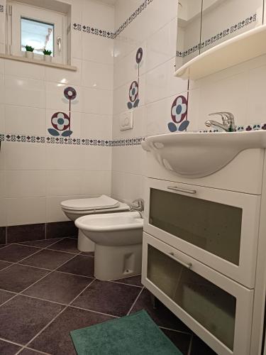 La salle de bains est pourvue de toilettes, d'un lavabo et de toilettes. dans l'établissement Apartma 31, à Nova Gorica