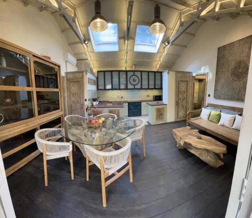 ein Wohnzimmer mit Tisch, Stühlen und Sofa in der Unterkunft VILLA 3 BEDROOMS BEAULIEU SUR MER in Beaulieu-sur-Mer