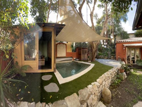 ein Hinterhof mit einem Swimmingpool und einem Haus in der Unterkunft VILLA 3 BEDROOMS BEAULIEU SUR MER in Beaulieu-sur-Mer