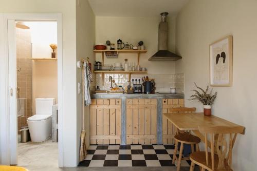 Casa da Aldeia - Small House -Terra - Peniche - Baleal في Casais Brancos: مطبخ بطاولة وقمة كونتر