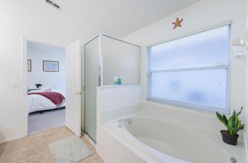 Ett badrum på Near Disney Vacation Private Room in shared Villa