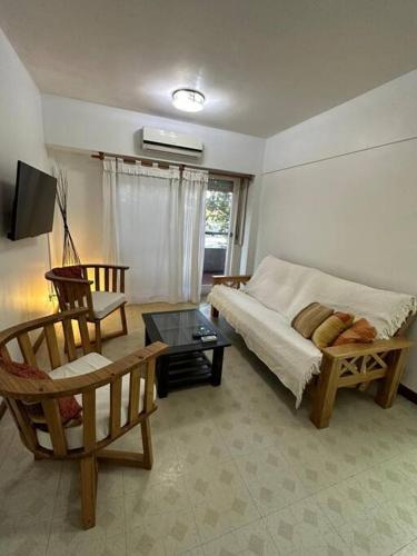 sala de estar con sofá y mesa en Excelente ubicación en el corazón de San Fdo. en San Fernando