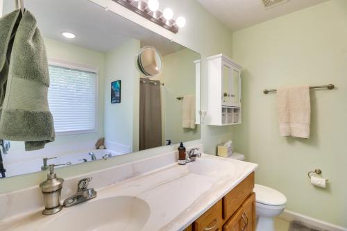 La salle de bains est pourvue d'un lavabo, de toilettes et d'un miroir. dans l'établissement Laptop-Friendly Elkton Home with Central AandC!, à Elkton