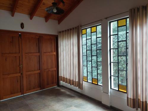 Habitación con 2 puertas y vidrieras. en La Casita - Chalet de Montaña en Villa General Belgrano