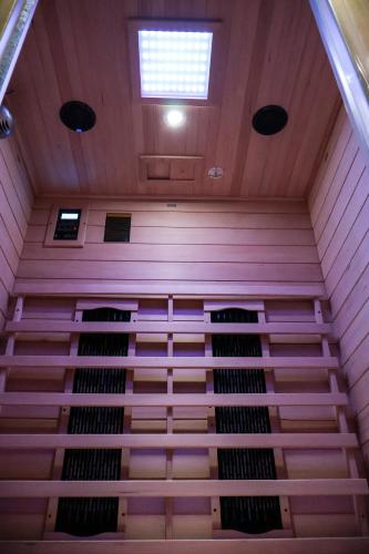 an empty wine rack in a purple room with a window at Wellness Home Catania in Catania