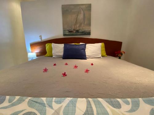 a bedroom with a bed with stars on it at Antema Lodge Secteur Tamarindo, piscine, yoga, gym, jungle et paix in Tamarindo