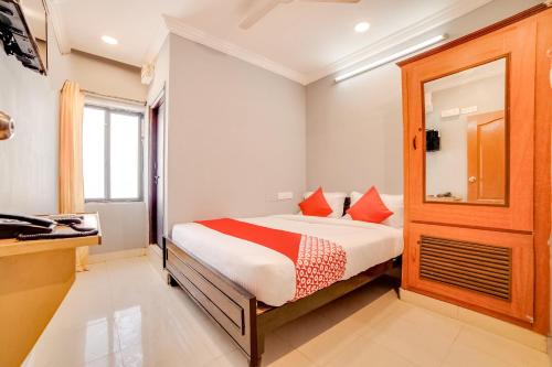 Tempat tidur dalam kamar di OYO 63506 Dhana Sri Residency