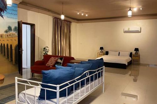 een slaapkamer met een bed en een bed en een bank bij استوديو في المدينة المنورة in Al Madinah