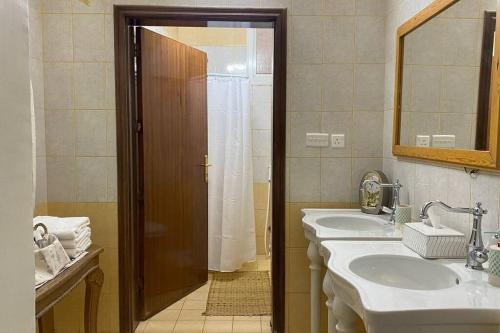 a bathroom with two sinks and a shower backdoor at استوديو في المدينة المنورة in Al Madinah