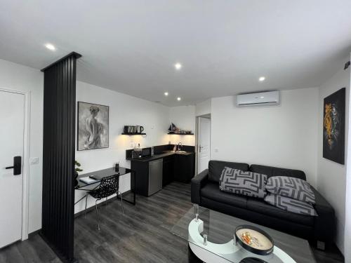 sala de estar con sofá y mesa en Appart de Luxe tout confort jusqu a 4 personnes, en Triel-sur-Seine