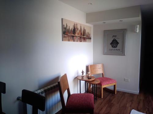 a dining room with a table and chairs and a picture at Complejo Del Este Suites in San Carlos de Bariloche