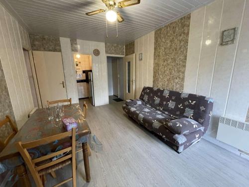 un salon avec un canapé et une table dans l'établissement Appartement T2 avec balcon, parking privé et proche plage, Saint-Hilaire-de-Riez - FR-1-224C-118, à Saint-Hilaire-de-Riez