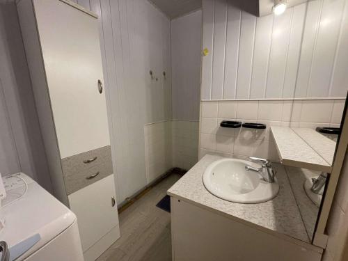 une salle de bain blanche avec un lavabo et un miroir dans l'établissement Appartement T2 avec balcon, parking privé et proche plage, Saint-Hilaire-de-Riez - FR-1-224C-118, à Saint-Hilaire-de-Riez