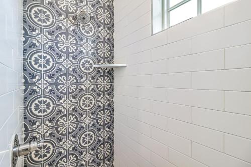 baño con cortina de ducha y pared de azulejos en Smiles and S'mores at Palmilla Beach, en Port Aransas