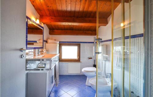 ein Bad mit einem WC, einem Waschbecken und einer Dusche in der Unterkunft Villa Musasealdoge in Partinico