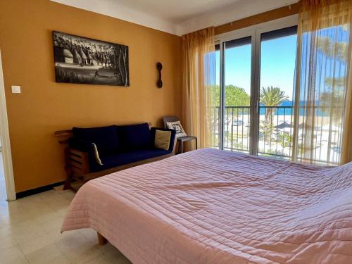 une chambre avec un lit, un canapé et une fenêtre dans l'établissement Charmant 2 Pièces à Argelès-sur-Mer Proche Mer - FR-1-225-696, à Argelès-sur-Mer