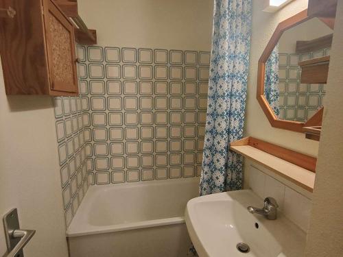 une salle de bain avec une baignoire, un lavabo et une douche dans l'établissement T2 calme avec terrasse et accès à la piscine au bord du lac - FR-1-195-77, au Barcarès