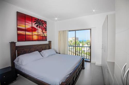 ハコにあるJaco Bay 6701 - Maikol Ariasのベッドルーム1室(ベッド1台、大きな窓付)