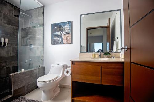 ハコにあるJaco Bay 6701 - Maikol Ariasのバスルーム(トイレ、洗面台、シャワー付)