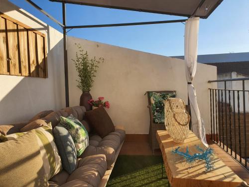 uma sala de estar com um sofá e uma mesa em casa grande en Córdoba, pueblo de la Victoria , 6 dormitorios em La Victoria