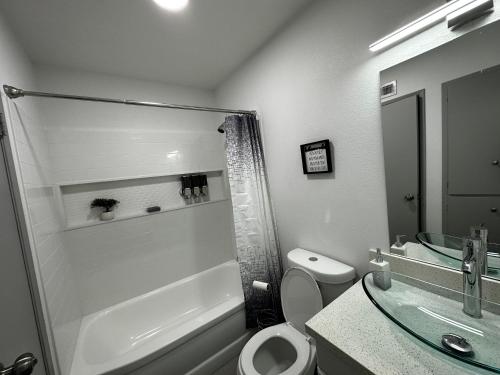 House in Las Vegas في لاس فيغاس: حمام مع حوض ومرحاض ودش