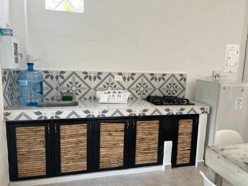 Una cocina o cocineta en Cabaña Doradal MILOS
