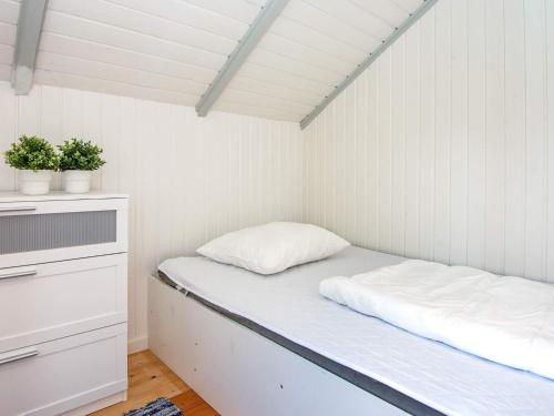 グレーノにあるHoliday home Grenaa Vの白い壁のベッドルーム1室(ベッド1台付)