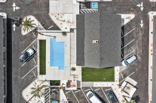 an overhead view of a building with a parking lot at Mokuoeo Studio suite.nui in Chandler