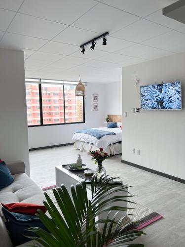 un soggiorno con un letto e un divano di Andean Homes a La Paz