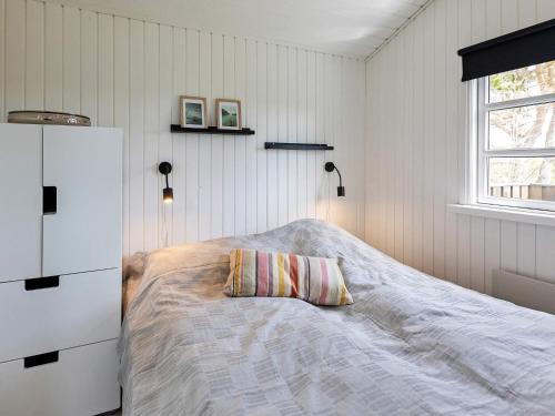 - une chambre avec un lit et un oreiller dans l'établissement Holiday home Løkken CLXIX, à Løkken