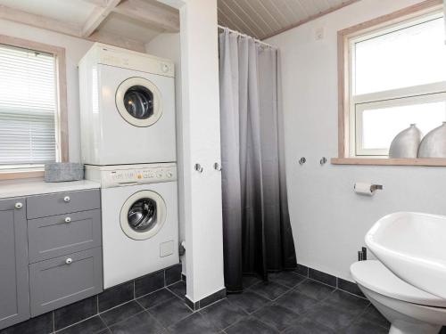 ロッケンにあるTwo-Bedroom Holiday home in Løkken 20のバスルーム(洗濯機、シンク付)