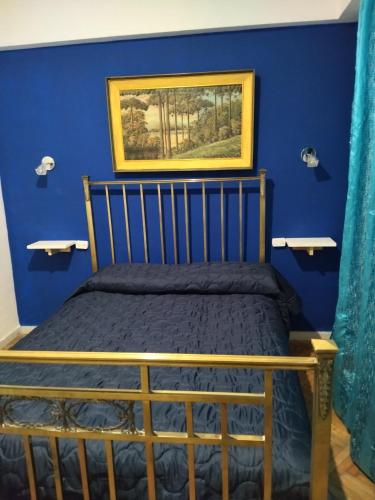 1 dormitorio con 1 cama con pared azul en Dpto. 3 Ambientes en Mar del Plata