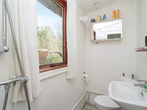 Ένα μπάνιο στο 5 person holiday home in Rørvig-By Traum