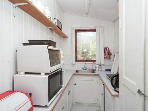 Η κουζίνα ή μικρή κουζίνα στο 5 person holiday home in Rørvig-By Traum