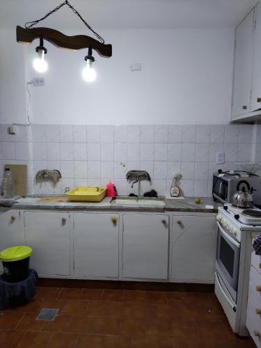 cocina con fregadero y fogones en Dpto. 3 Ambientes en Mar del Plata