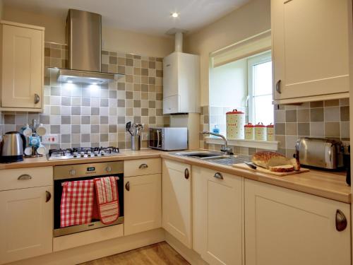 A kitchen or kitchenette at Kestrel Cottage - 27937