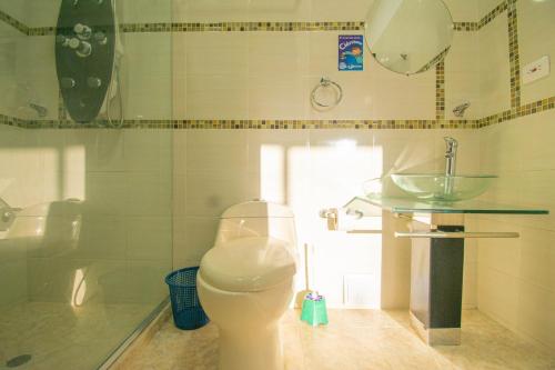 y baño con aseo y lavamanos. en Aventureros 360 Alojamiento & Tours, en Gaira