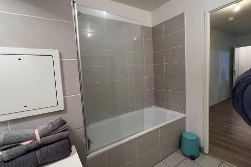 a bathroom with a bath tub and a shower at Appartement standing proche Arena Paris La Défense in Nanterre
