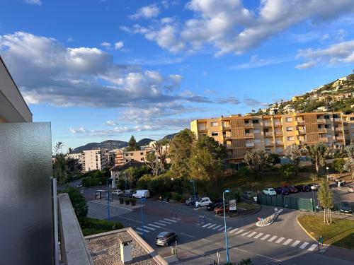 a view of a parking lot in a city at Appartement climatisé 7 couchages Mandelieu-la-Napoule in Mandelieu-la-Napoule
