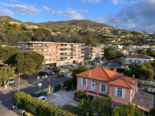 an aerial view of a city with buildings and a street at Appartement climatisé 7 couchages Mandelieu-la-Napoule in Mandelieu-la-Napoule