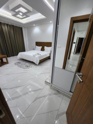 Letto o letti in una camera di MARINA APPART Hôtel