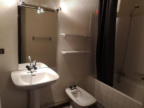 une salle de bain avec un lavabo et un miroir et des toilettes dans l'établissement 2 pièces avec piscine et parking à Notre-Dame-de-Bellecombe, 4 pers - FR-1-595-16, à Notre-Dame-de-Bellecombe