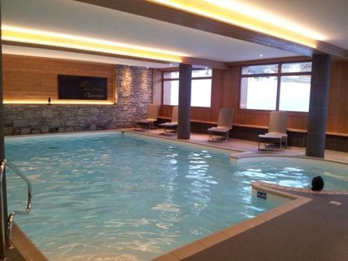 une grande piscine dans une chambre d'hôtel dans l'établissement Appart 3 pièces aux Saisies - Piscine, Jacuzzi, Fitness - FR-1-594-102, à Hauteluce