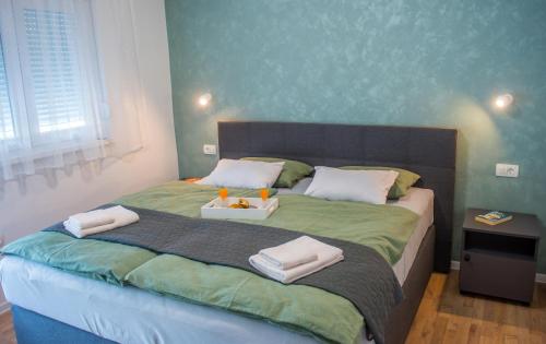 um quarto com uma cama grande e toalhas em Candy Loft Apartment em Mostar