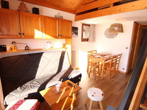 Cette chambre comprend un lit, une table et une cuisine. dans l'établissement Studio cabine Les Saisies 6 pers, proche pistes, balcon sud/est - FR-1-594-188, à Hauteluce